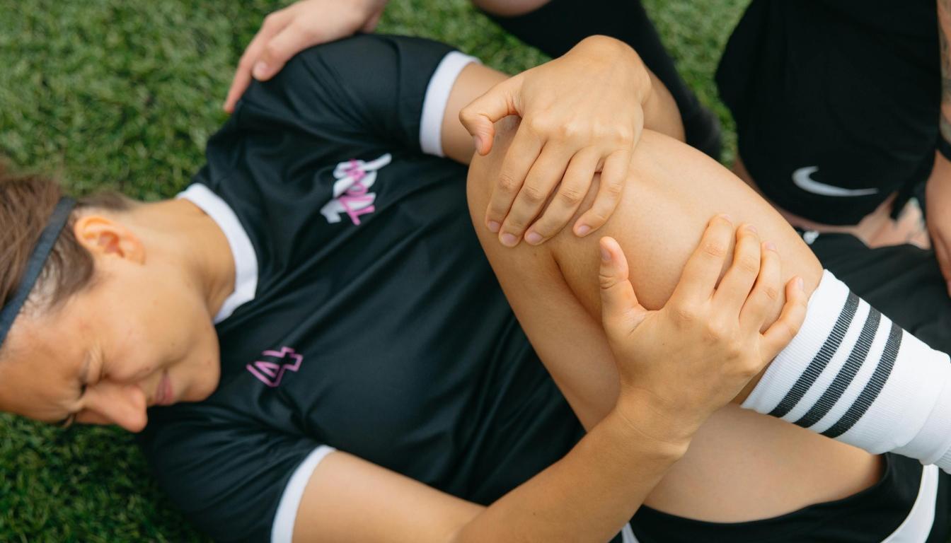Fußball Frau Knie