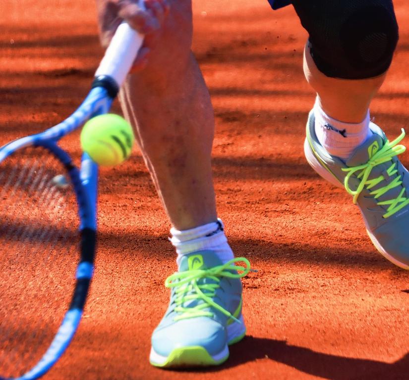 Tennis Knie Ball